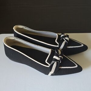 Classic Black and White Flats with Nautical Bow